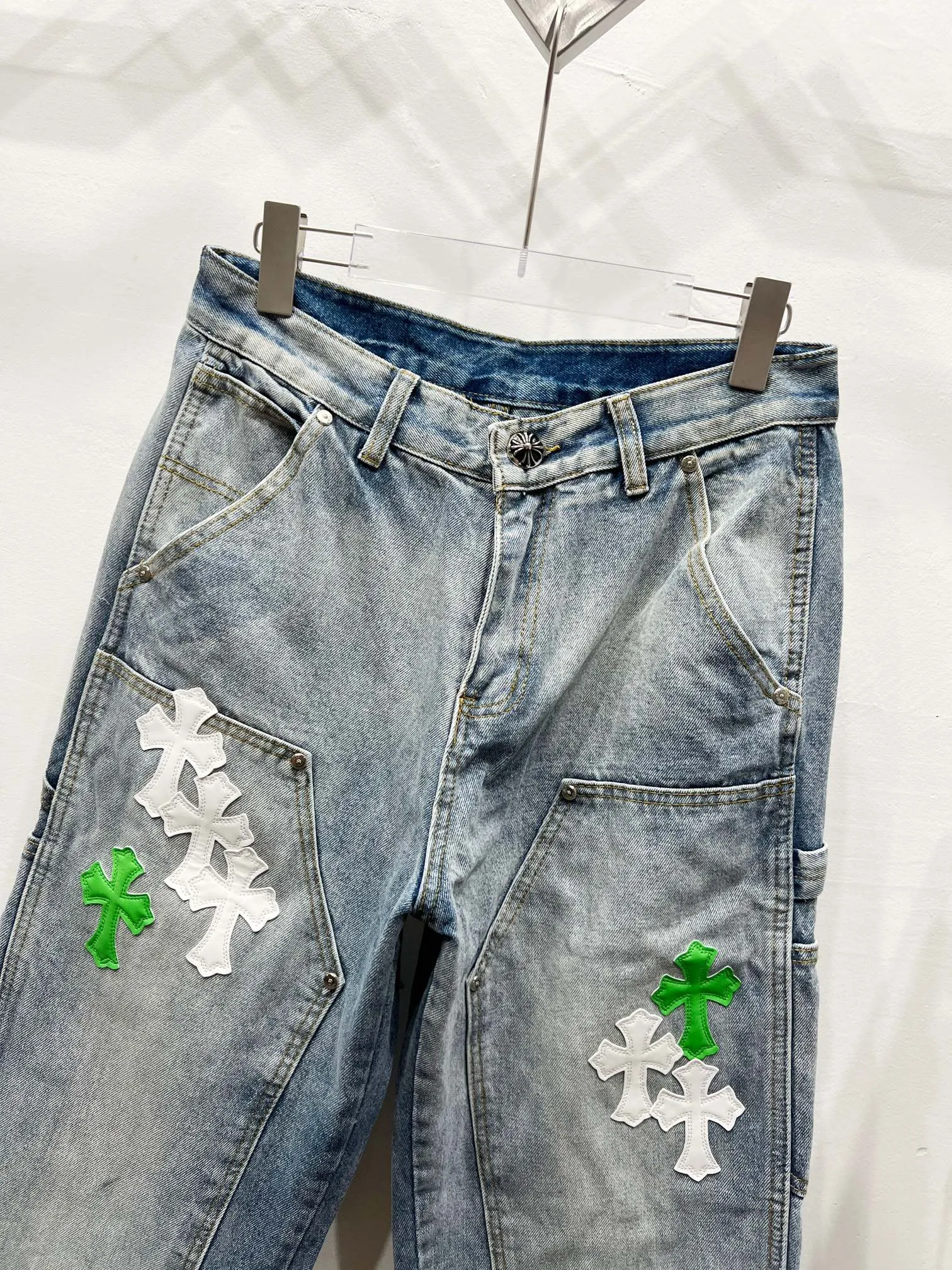 P260 Style No.: (c047) Chrome Hearts & Carhartt 25FW CH workwear logging white and green leather limited edition cow king jeans Chrome Hearts’ most popular color pants are made of beaded canvas fabric, and heavy washing makes the upper body of the fabric more textured and the pants are tall and straight! The three-dimensional cutting of the whole trousers is a masterpiece! The hardware is customized by zp. The beaded canvas fabric is thick and soft after being washed. It has good breathability. Customized small leather label. Unique design. The details are simple and elegant, and the workmanship is exquisite. The whole trousers are neatly routed and the details are in place! It’s so cool that both men and women can easily control the genderless trend!  Size: 28-30-32-34-36